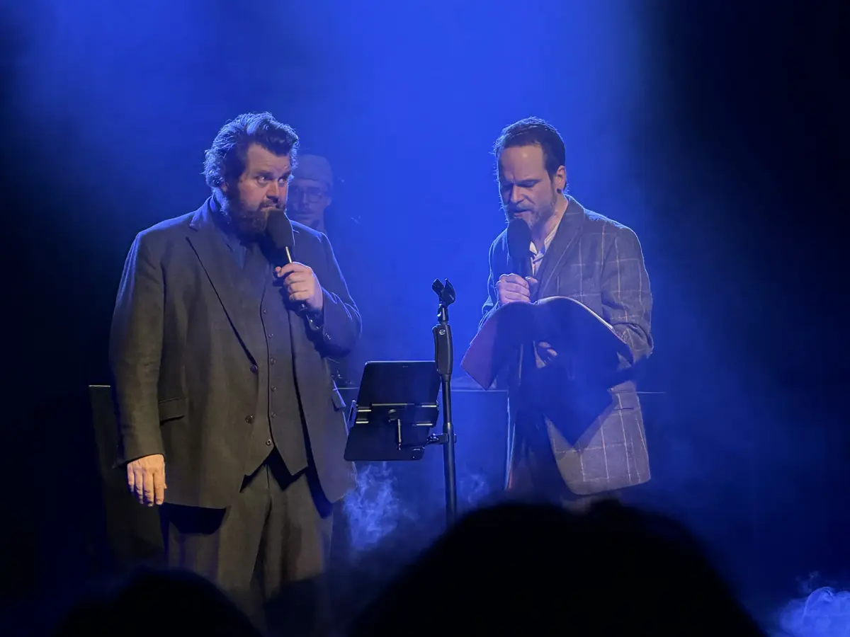 Antoine Monot und Wanja Mues an den Mikrofonen im blauen Bühnenlicht, dahinter der Beatboxer